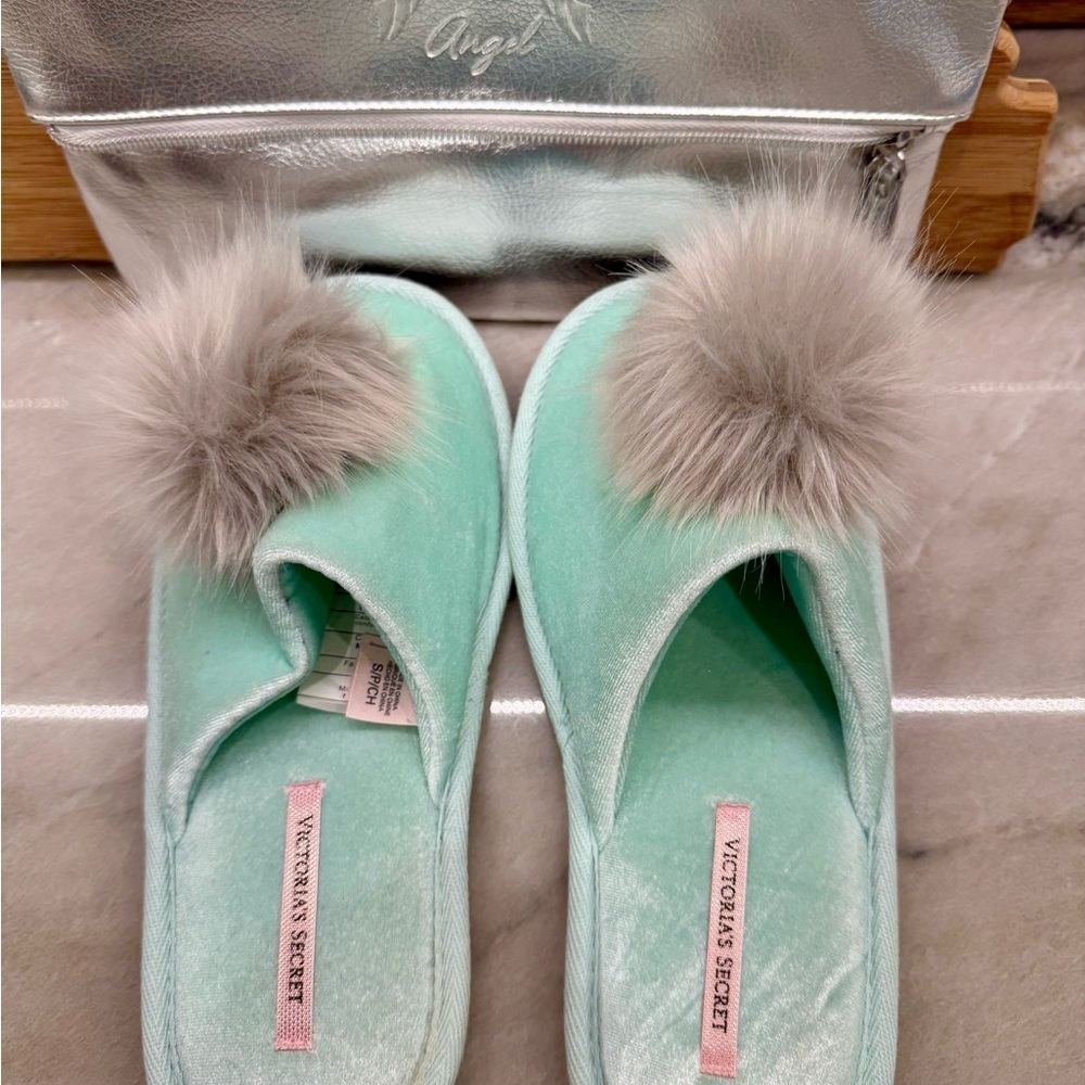 Victoria's Secret  Slippers w/Cosmetic Bag